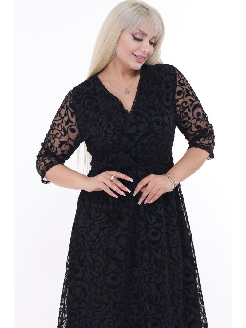 Melna kleita ar mežģīnēm Melna kleita ar mežģīnēm