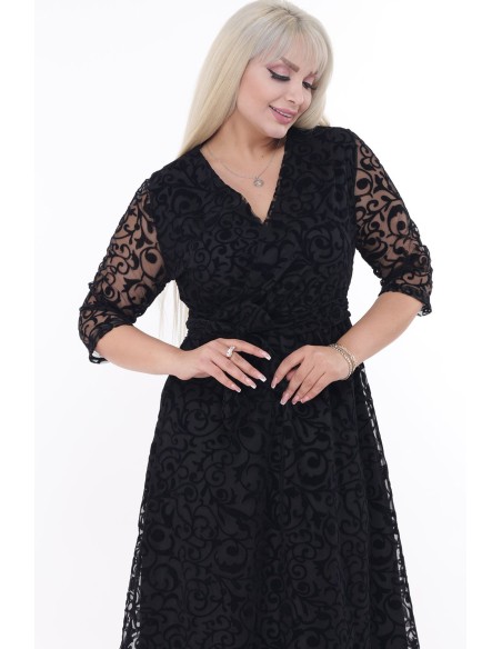 Juoda suknelė su nėriniais