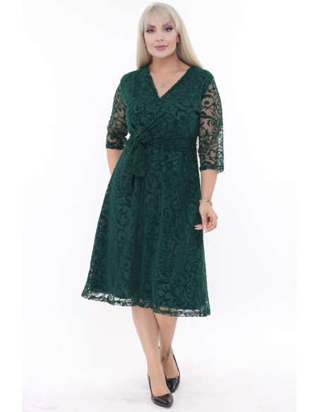 Зеленое платье с вырезом