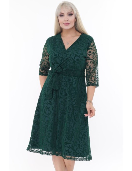 Зеленое платье с вырезом