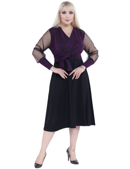 Элегантное платье с вырезом