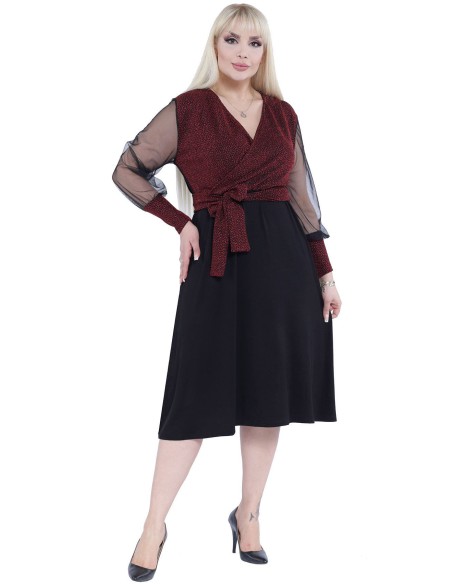 Элегантное платье с вырезом