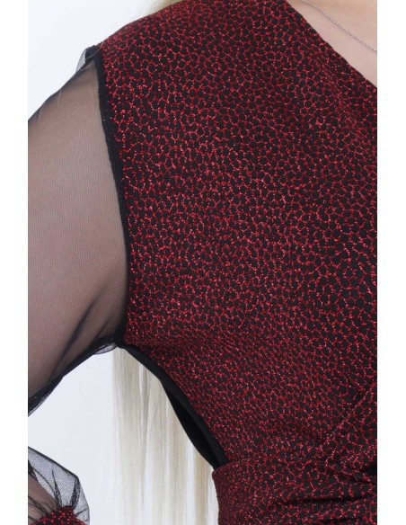 Элегантное платье с вырезом