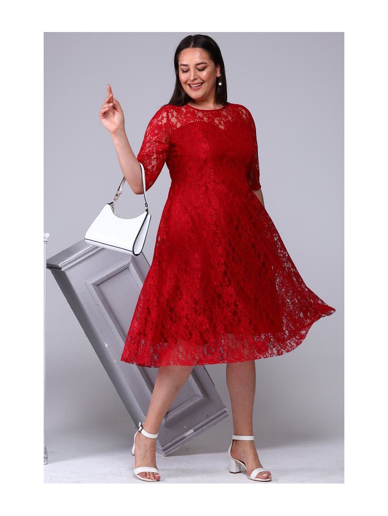 Raudona suknelė su nėriniais Raudona suknelė su nėriniais