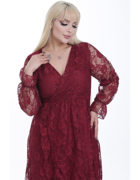 Ilga suknelė su nėriniais