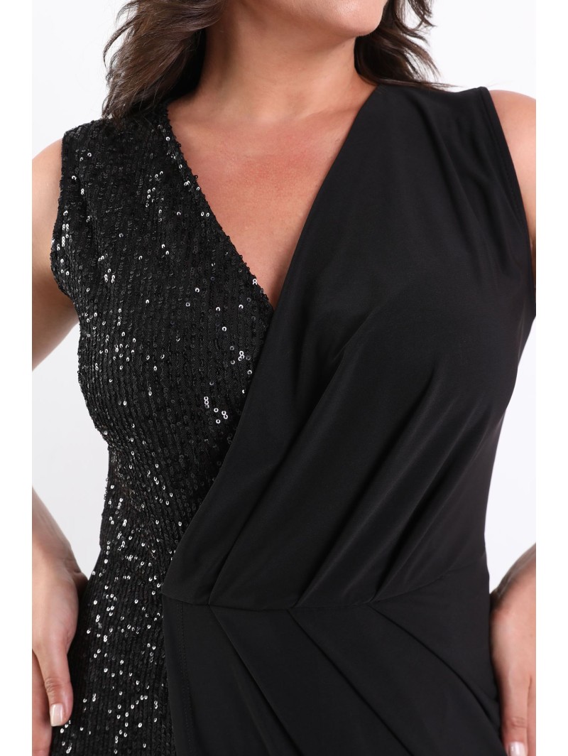 Pikk uhke varrukateta kleit