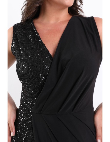 Pikk uhke varrukateta kleit