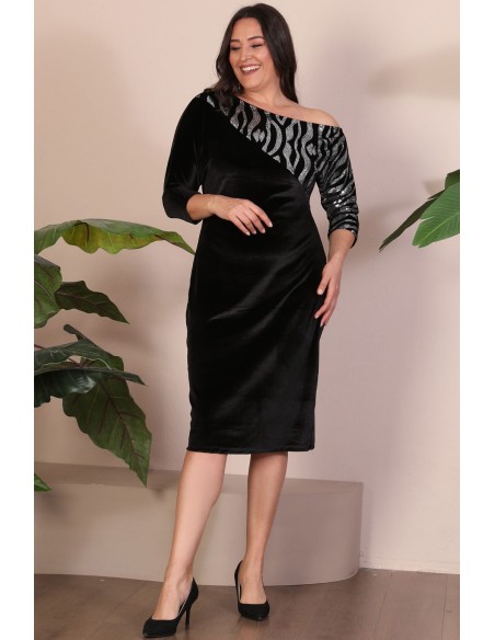 Красивое велюровое платье.