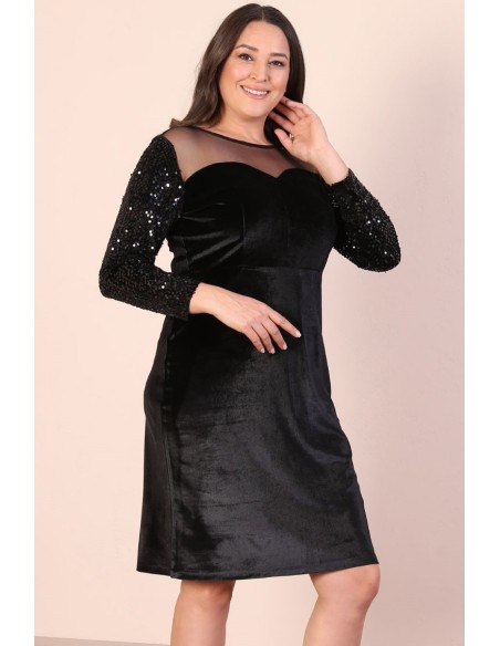 Красивое велюровое платье.