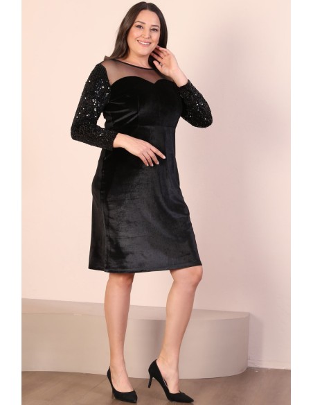 Красивое велюровое платье.