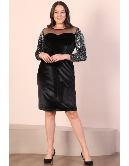 Красивое велюровое платье.