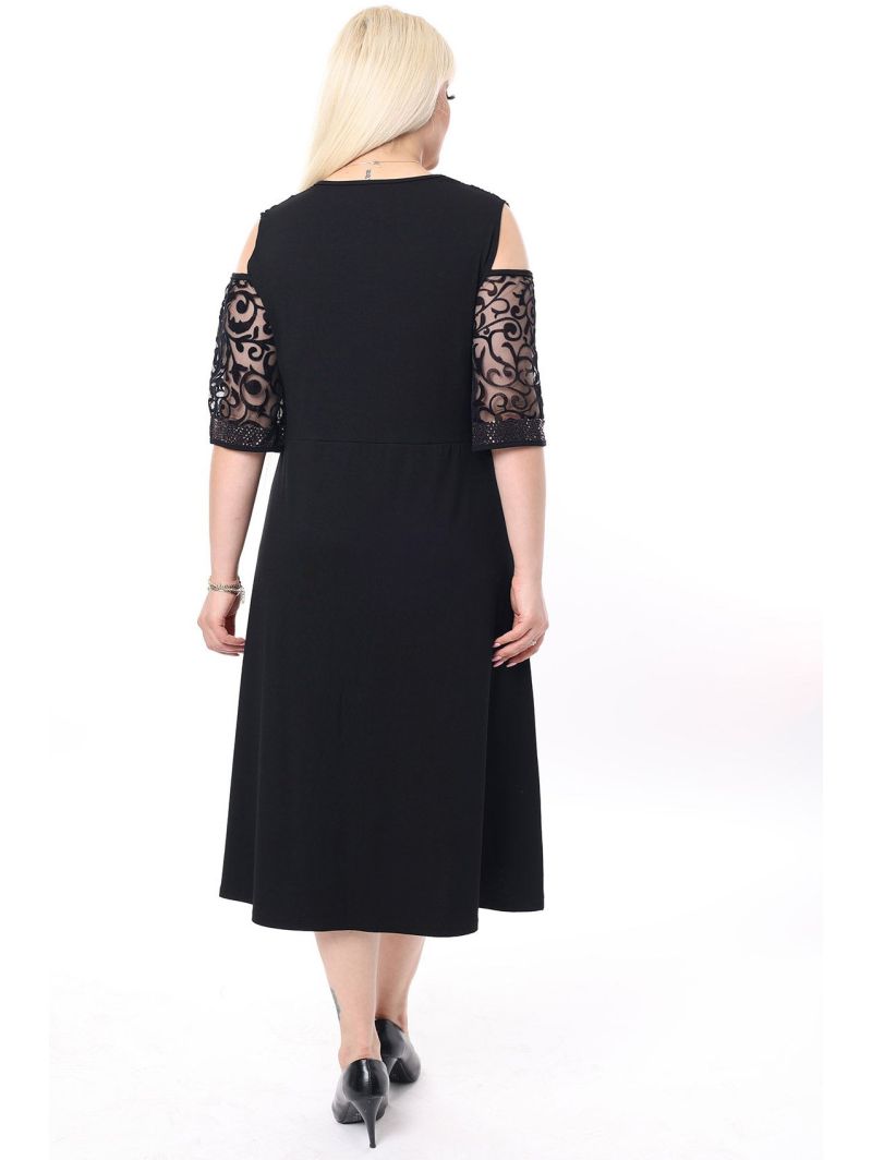 Must pluss-suuruses kleit