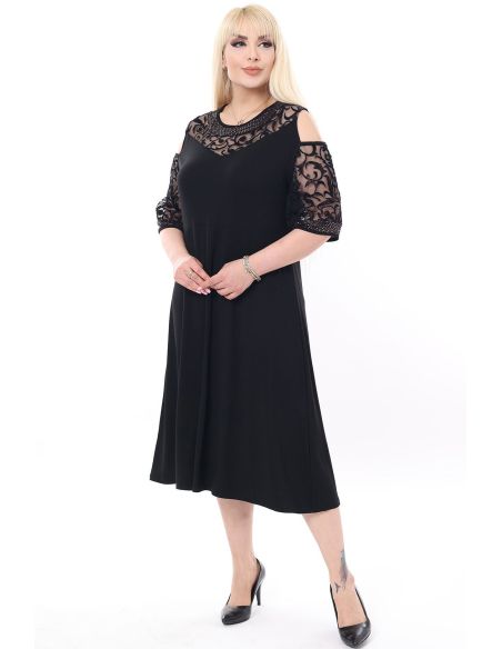 Juoda didelių dydžių suknelė