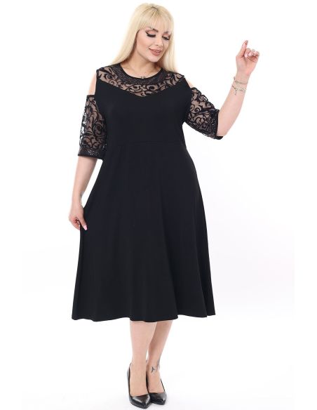 Juoda didelių dydžių suknelė