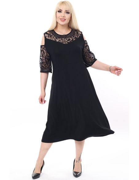 Juoda didelių dydžių suknelė