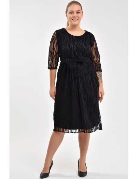 Juoda suknelė apavalia iškirpte