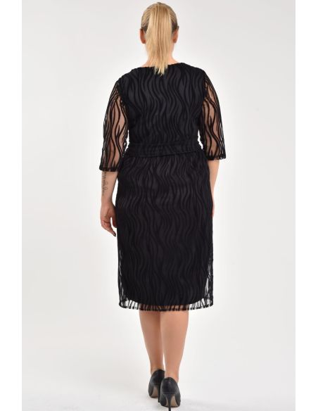 Juoda suknelė apavalia iškirpte