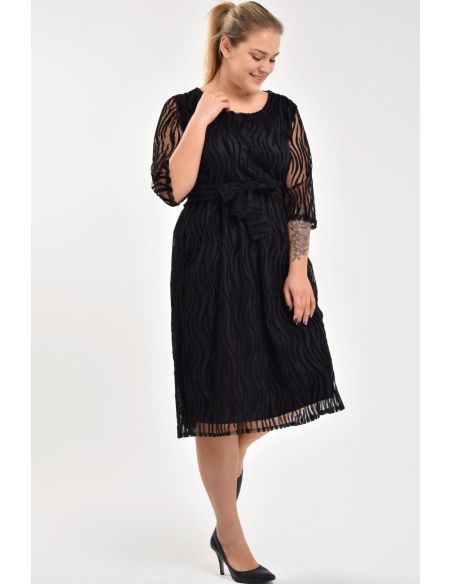 Juoda suknelė apavalia iškirpte