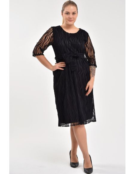 Juoda suknelė apavalia iškirpte