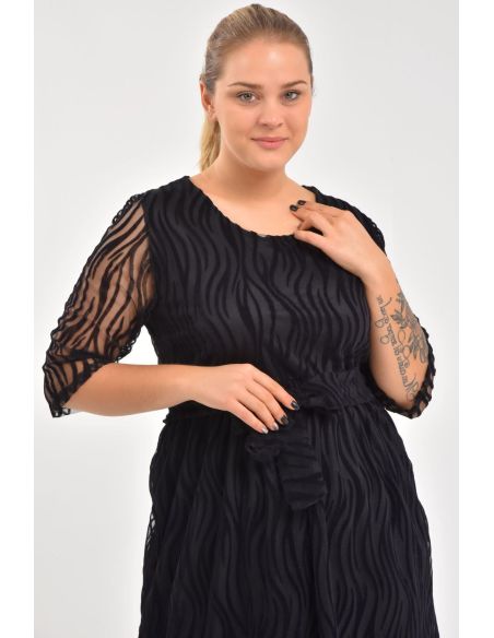 Juoda suknelė apavalia iškirpte