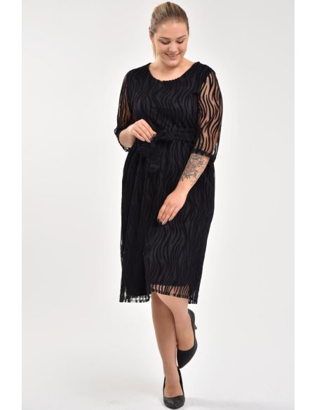 Juoda suknelė apavalia iškirpte