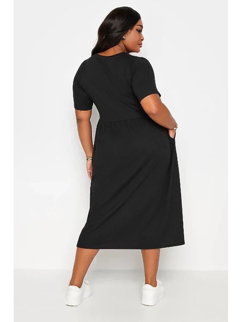 Juoda suknelė apkūnioms Juoda suknelė apkūnioms