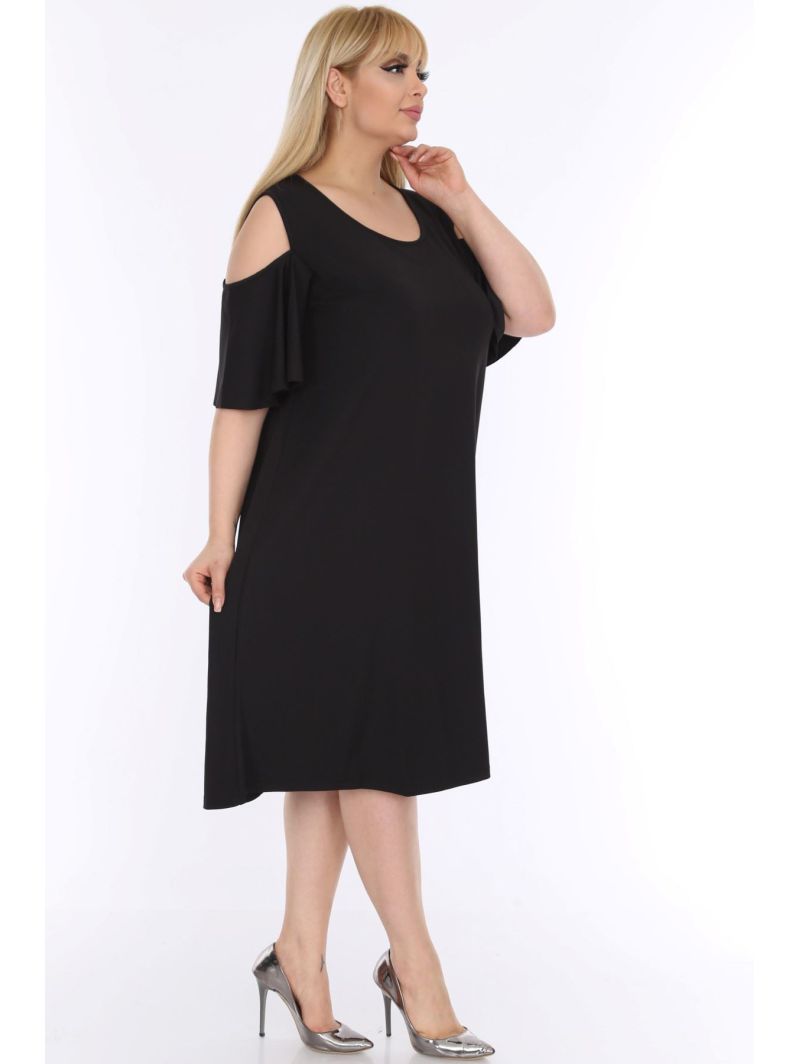 Juoda suknelė apnuogintais pečiais Juoda suknelė apnuogintais pečiais