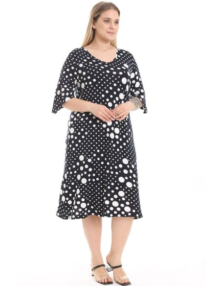 Suures suuruses täpiline kleit