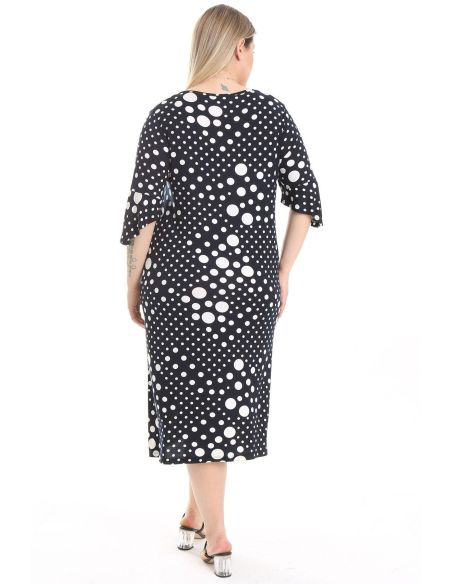 Suures suuruses täpiline kleit