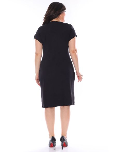 Классическое платье с вырезом-конвертом.