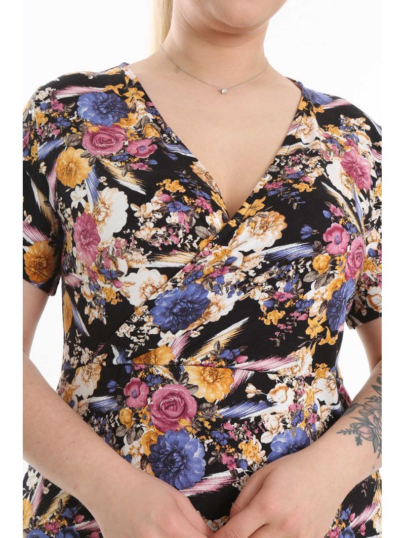 Klasiska stila kleita ar rakstiem Klasiska stila kleita ar rakstiem