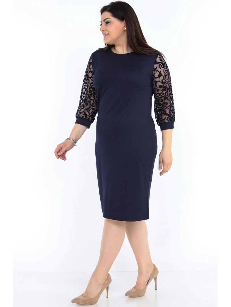 Tamsiai mėlyna suknelė su 3/4 rankovėmis Tamsiai mėlyna suknelė su 3/4 rankovėmis