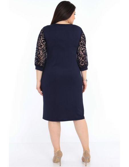 Темно-синее платье с рукавами 3/4.