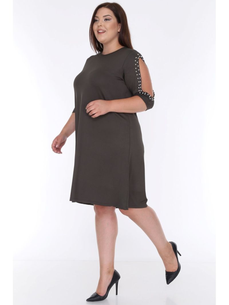 Suknelė apnuogintais pečiais su karoliukais Suknelė apnuogintais pečiais su karoliukais