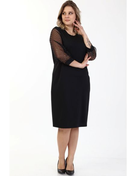 Черное платье с рукавами 3/4.