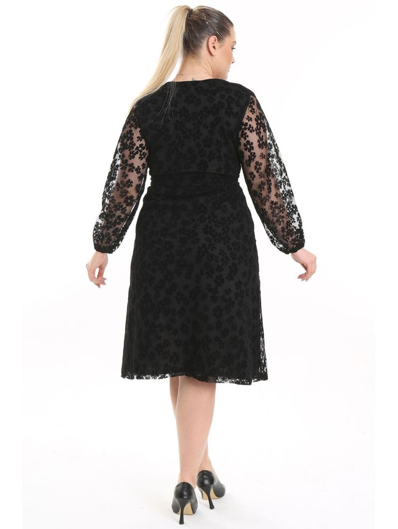 Juoda suknelė Juoda suknelė