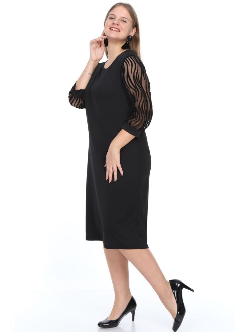 Черное платье с рукавами 3/4.