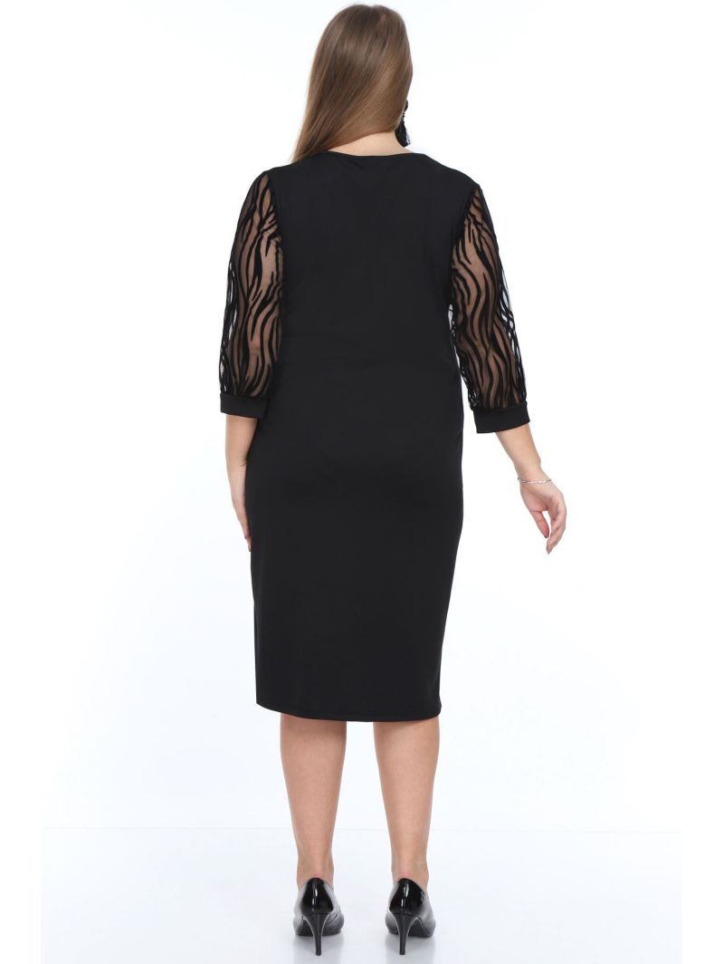 Черное платье с рукавами 3/4.