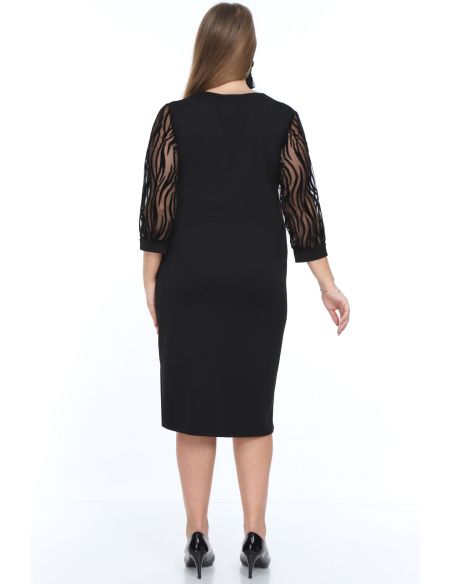 Черное платье с рукавами 3/4.