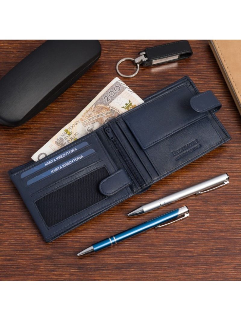 Tamsiai mėlyna vyriška odinė piniginė Tamsiai mėlyna vyriška odinė piniginė