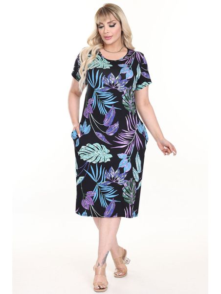 Цветное платье с короткими рукавами.